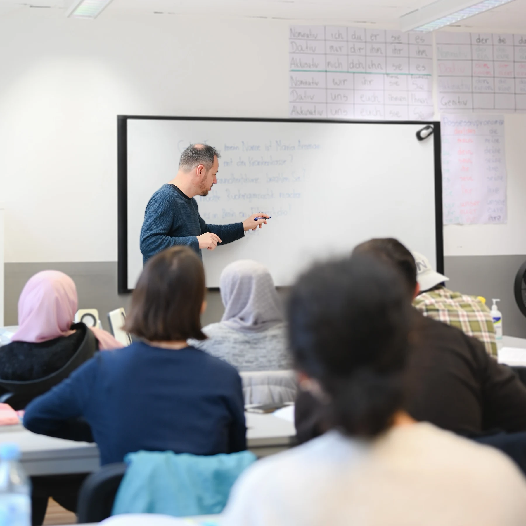 Dozent erklärt Grammatik am Whiteboard im Deutschkurs bei LECTOR in Saarbrücken