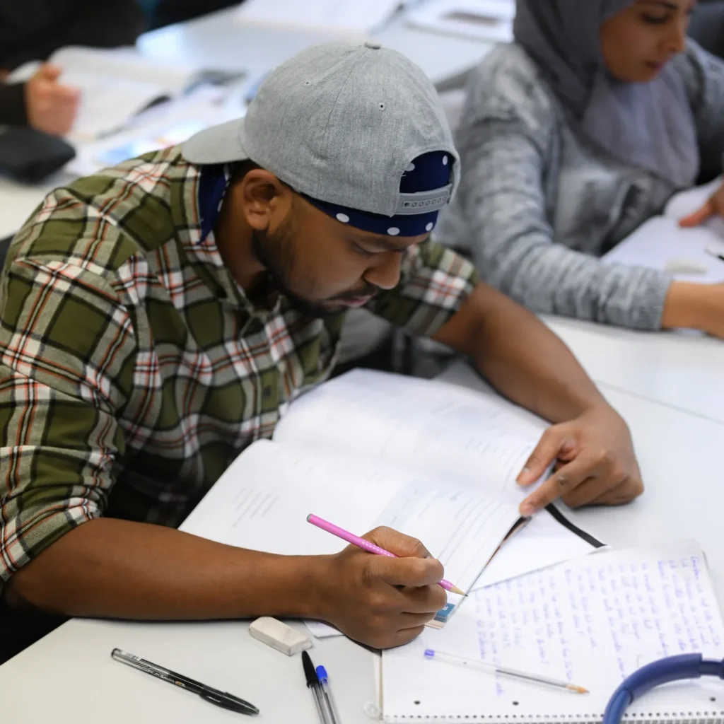 Teilnehmende lernen im Sprachkurs zur Integration bei LECTOR